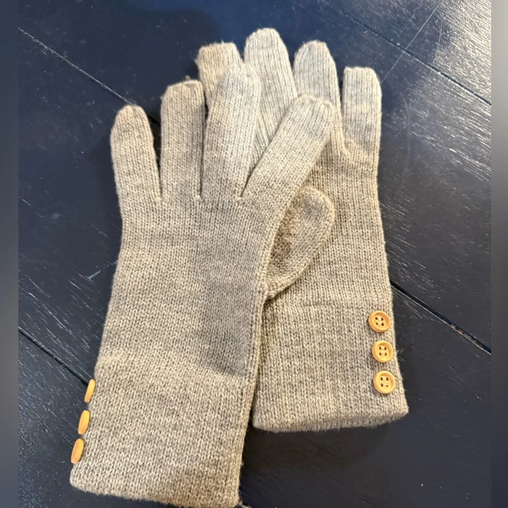 Stylish Gray Knit Gloves with Button Accents